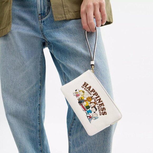 ❤️🐶Coach X Peanuts Corner Zip Wristlet - Picture 2 of 7